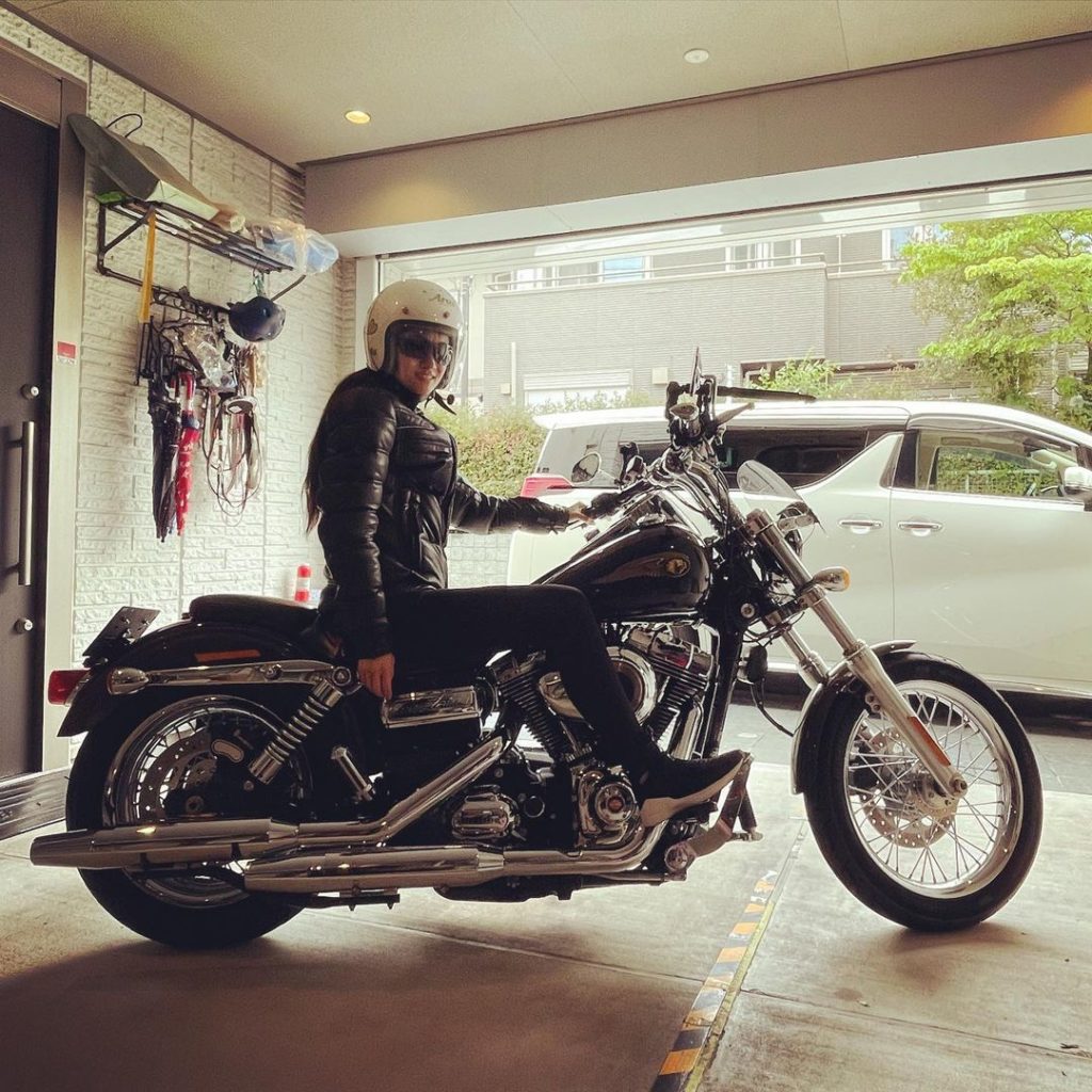 荒川静香さん 大型バイクにまたがる姿に絶賛 カッコ良すぎです ｃｏｏｌ 二の三サイト